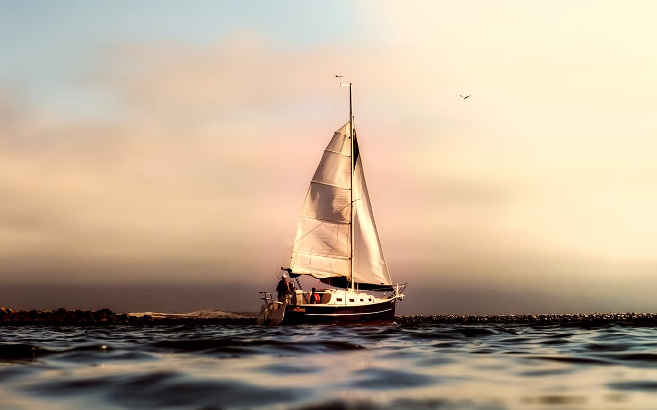 Ein Schiff segelt davon